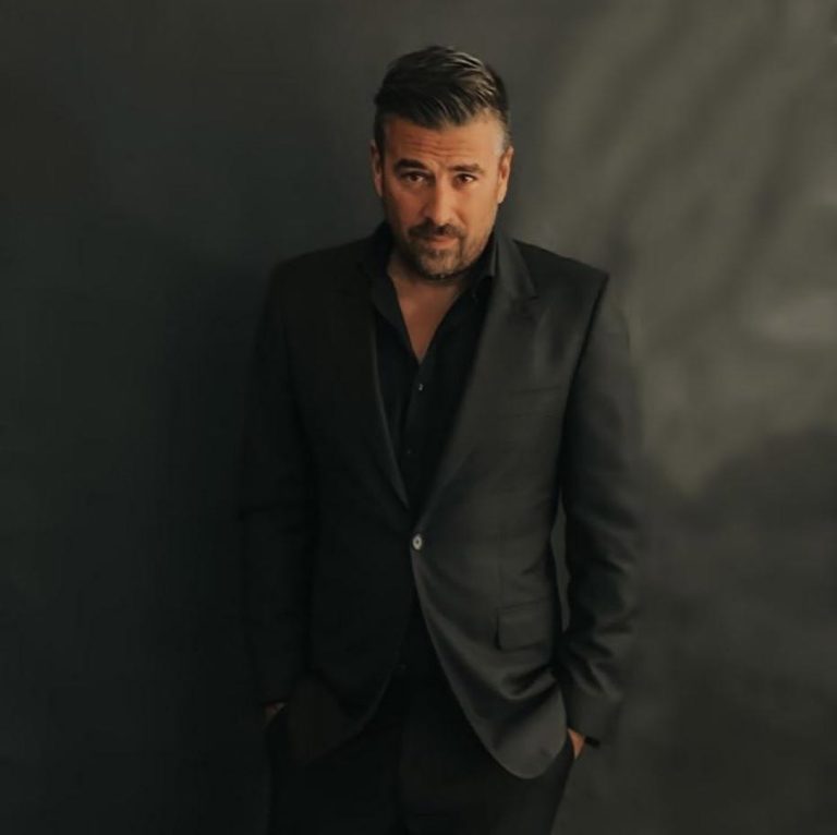 O Γιάννης Αϊβάζης με μαύρο κοστούμι