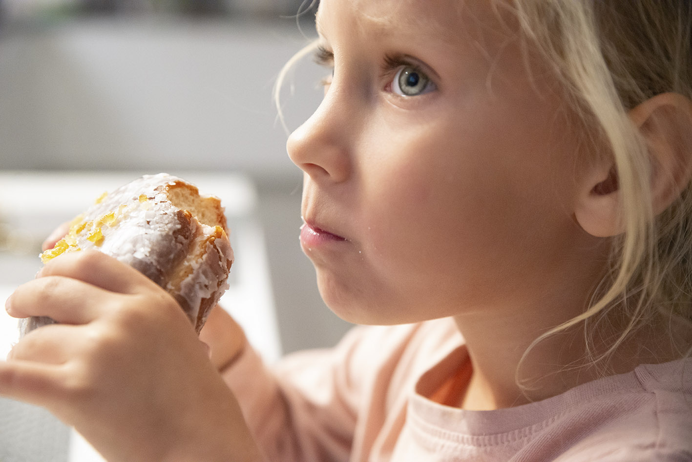 Κοριτσάκι τρώει γλυκό