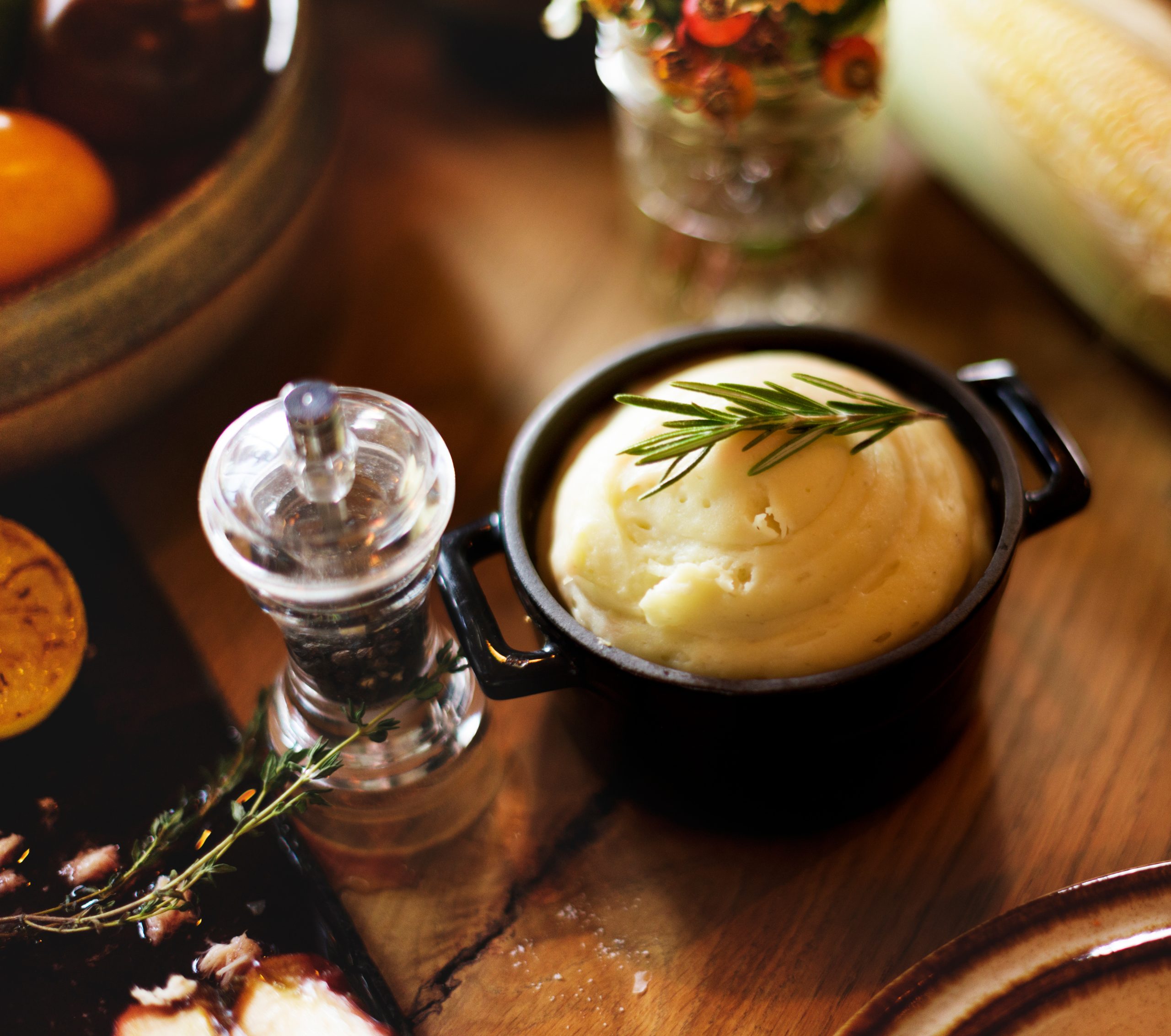 Χούμους με ρεβύθια σερβιρισμένο σε μπολ