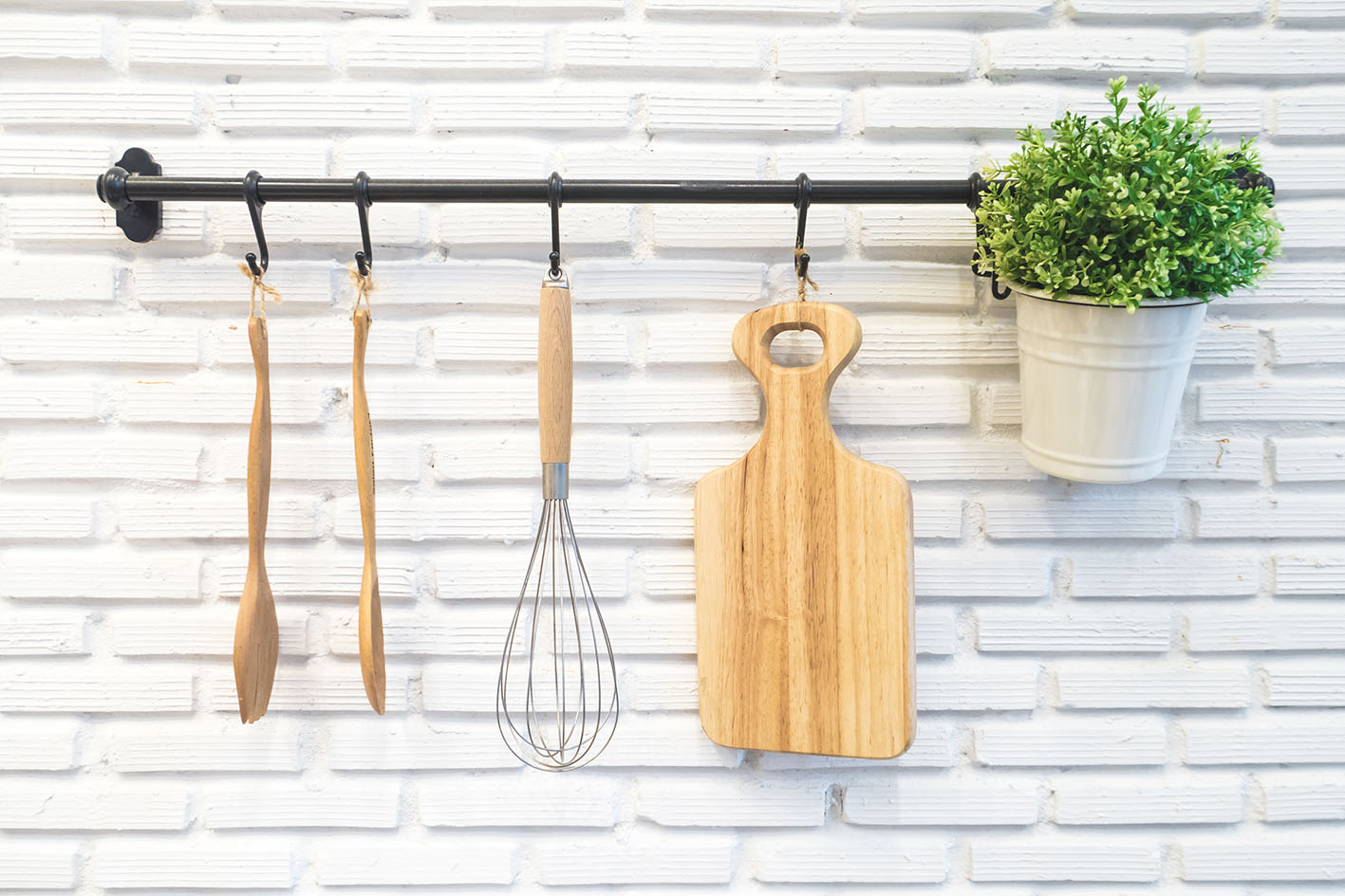 Κουζίνα με μαγειρικά κρεμασμένα