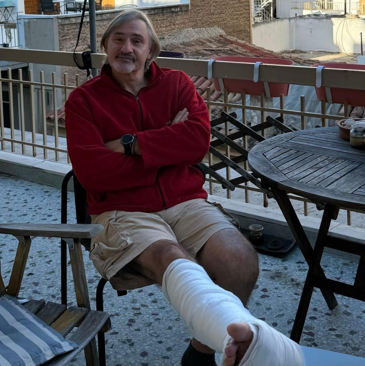 Ο Άκης Σακελλαρίου με δεμένο πόδι στο μπαλκόνι του