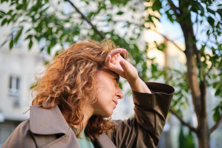 Γυναίκα αγχώδης προσπαθεί να ηρεμήσει