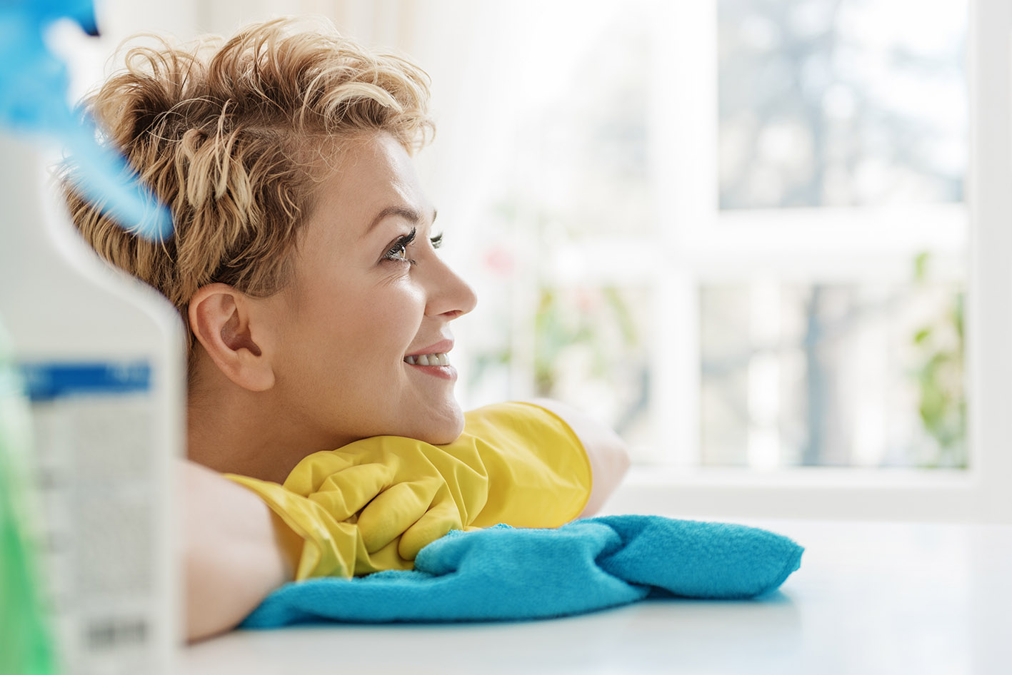 Γυναίκα με γάντια κουζίνας χαμογελά