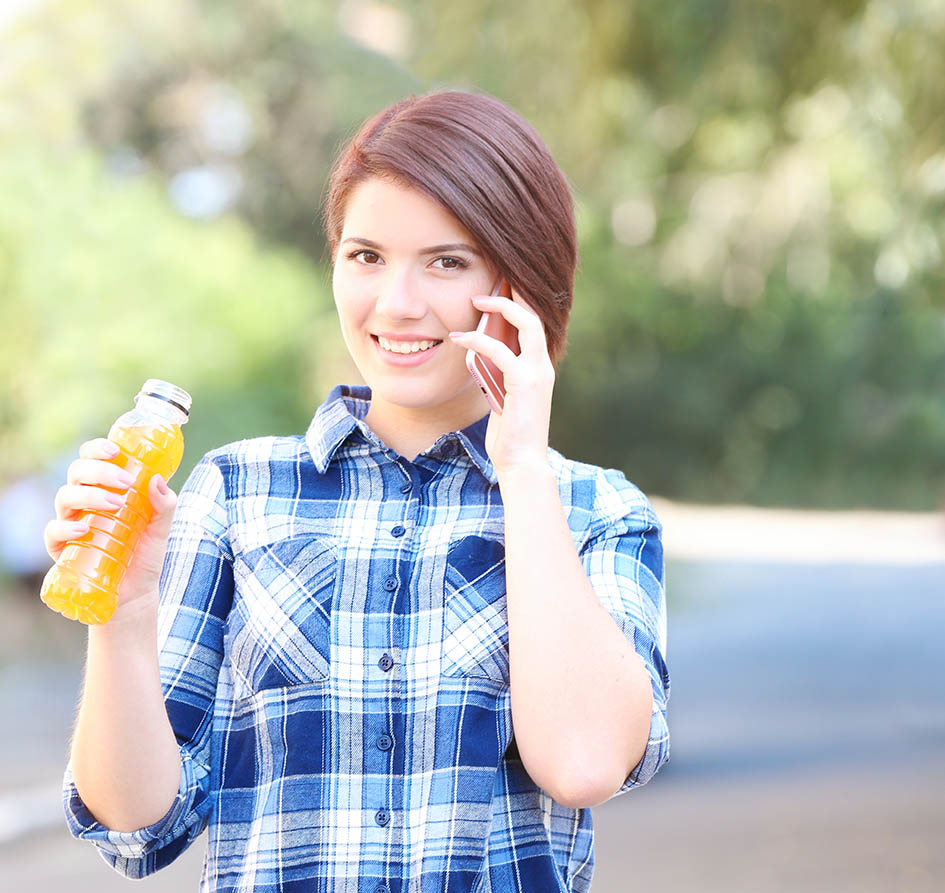 Γυναίκα πίνει αναψυκτικό