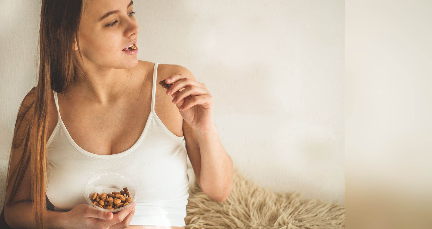 Γυναίκα τρώει ξηρούς καρπούς