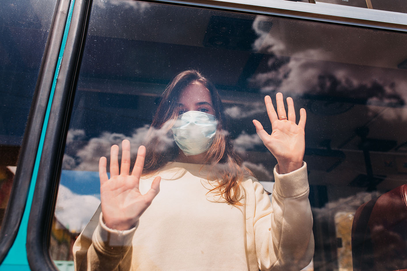 Γυναίκα με μάσκα σε μολυσμένο περιβάλλον