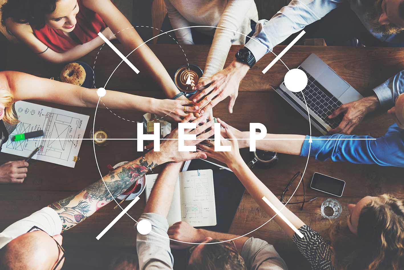 Χέρια σε κύκλο για ομαδική δουλειά