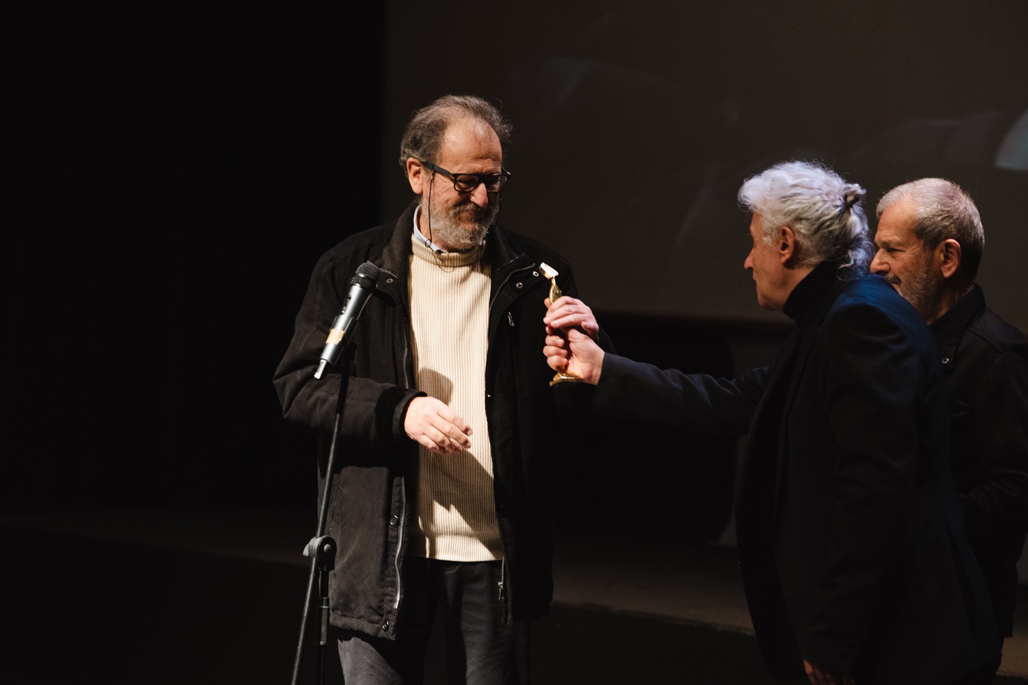 Η βράβευση του σκηνοθέτη Στέλιου Χαραλαμπόπουλου. Το βραβείο παρέδωσε ο σκηνοθέτης, Δήμος Αβδελιώδης.