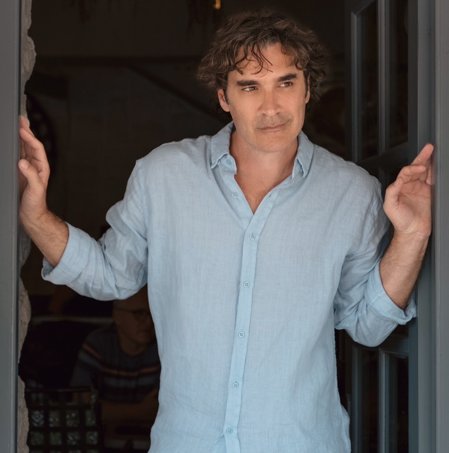 Ο Χριστόφορος Παπακαλιάτης με πουκάμισο