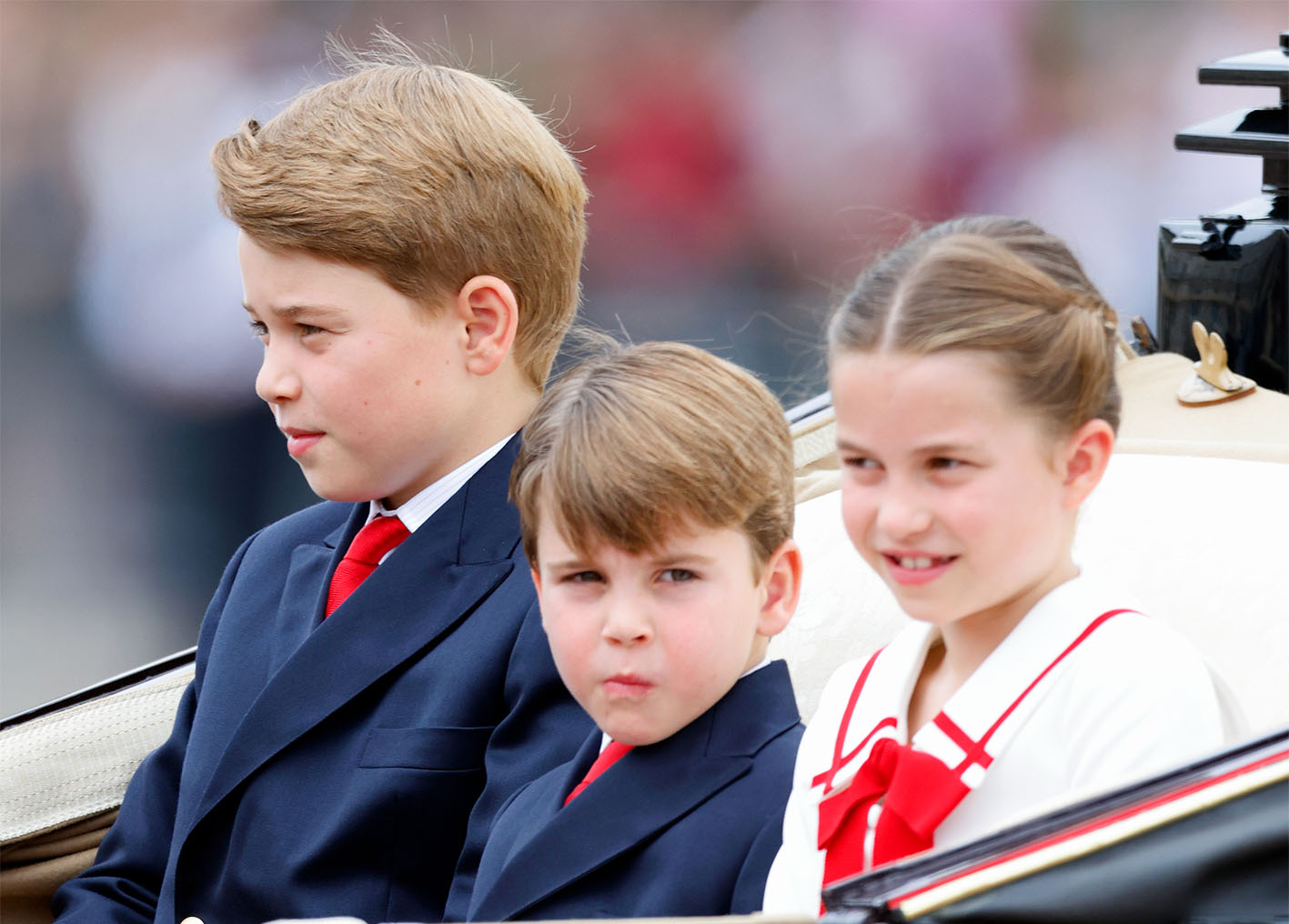 Oι πρίγκιπες George και Louis μαζί με την πριγκίπισα Charlotte φεύγοντας από το παλάτι του Buckingham Palace για να παρευρεθούν στην εκδήλωση "Trooping the Colour" στις 17 Ιουνίου 2023 στο Λονδίνο.