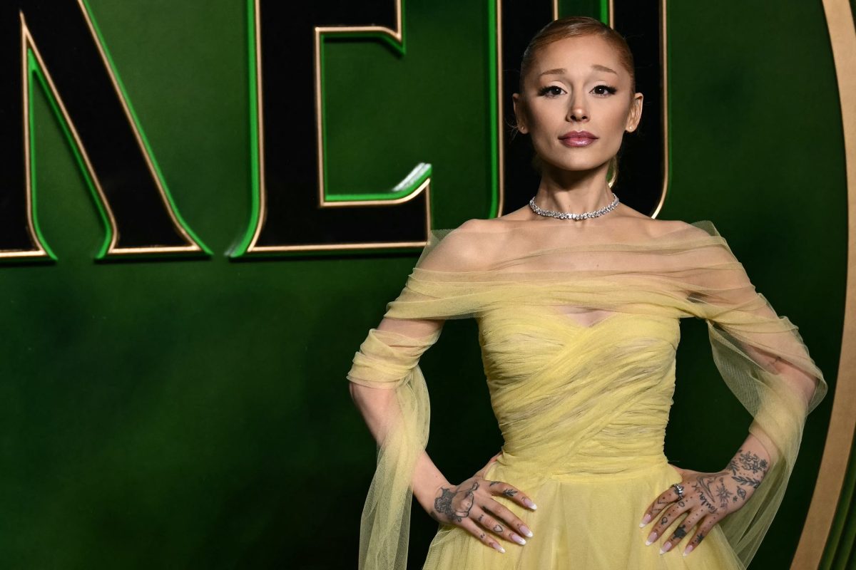 Ariana Grande ποζάρει στο κόκκινο χαλί κατά την άφιξή της για την πρεμιέρα της ταινίας "Wicked" στο Ηνωμένο Βασίλειο στο Royal Festival Hall στο κεντρικό Λονδίνο στις 18 Νοεμβρίου 2024.