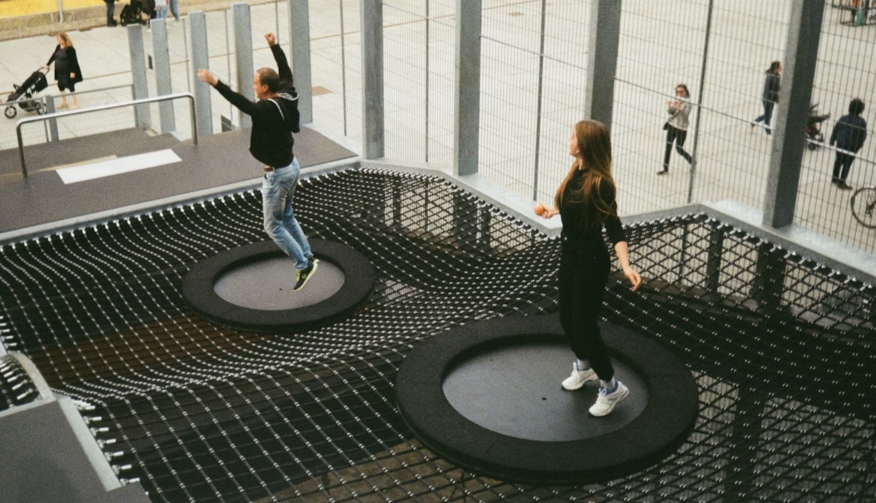 Γυναίκες κάνουν τραμπολίνο