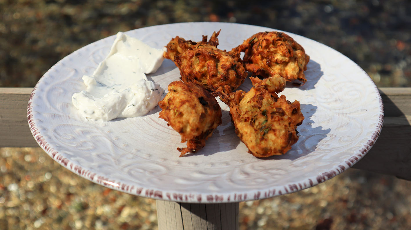 Αγκινάρες κροκέτες με γιαουρτοσαλάτα