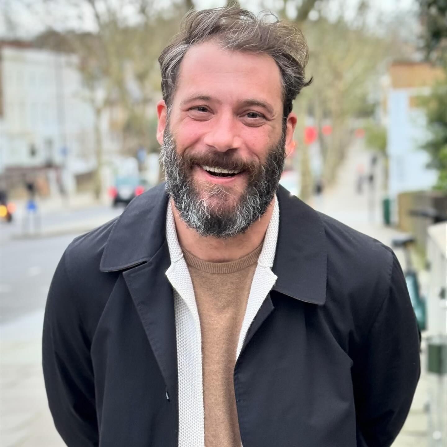 Ο Αντίνοος Αλμπάνης χαμογελαστός