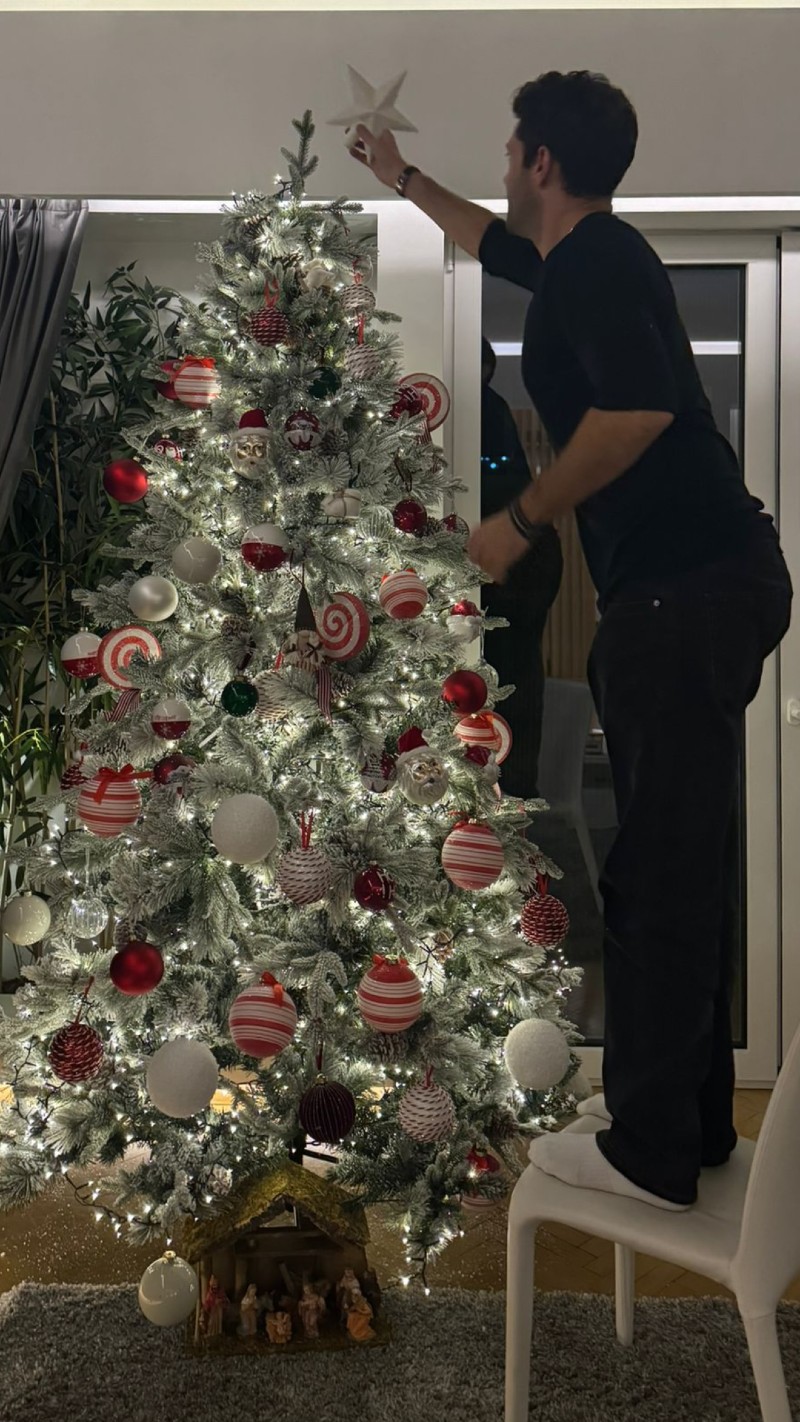 Ο Αργυρός στολίζει το χριστουγεννιάτικο δέντρο