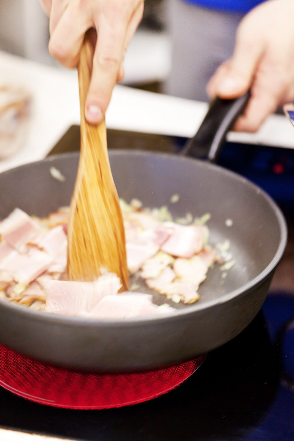 Μαγειρεύοντας, τσιγαρίζοντας μπέικον