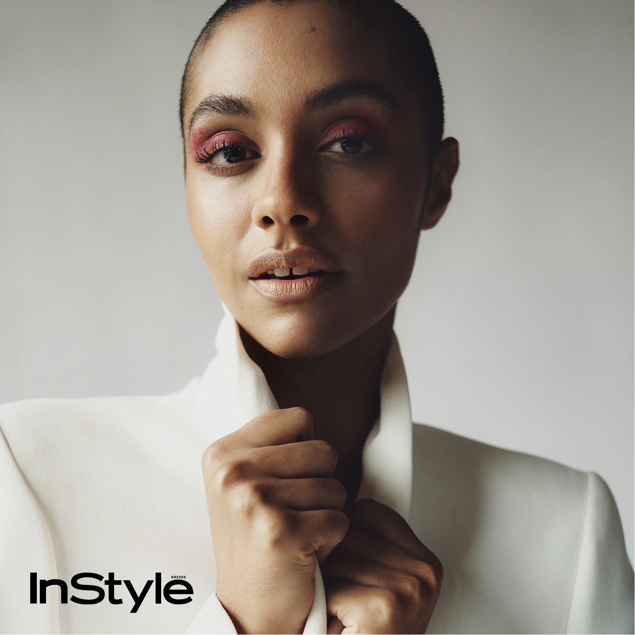 μοντέλο με μπορντό μακιγιάζ