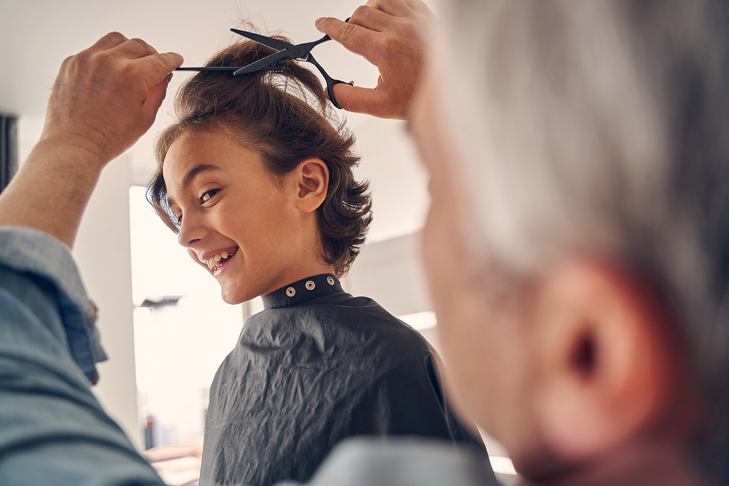 Αγόρι στον κουρέα για να του κόψει τα μαλλιά