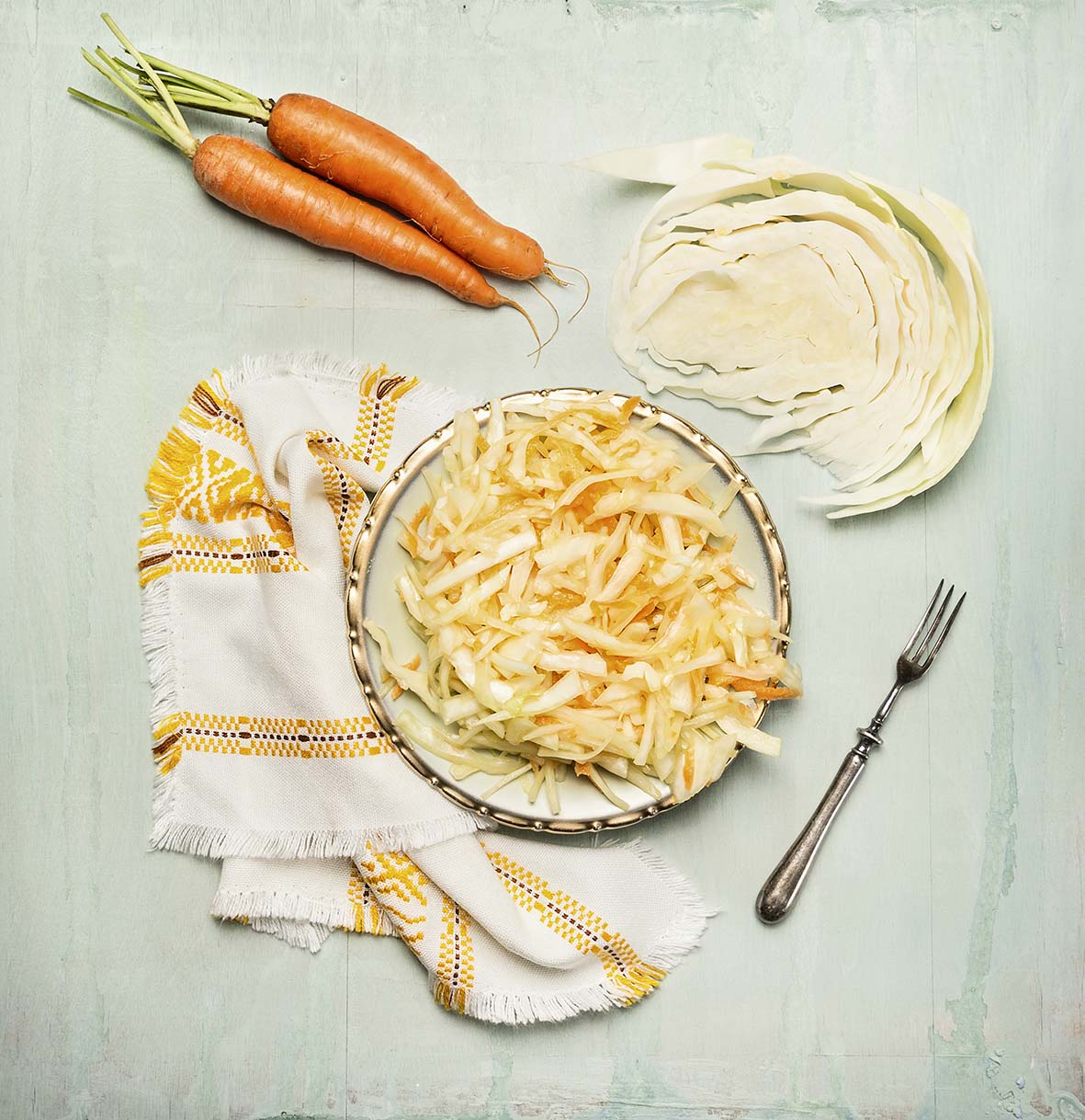 Λάχανο κομμένο για σαλάτα με δύο καρότα