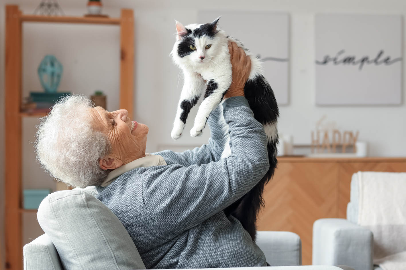 Γιαγιά με γάτα