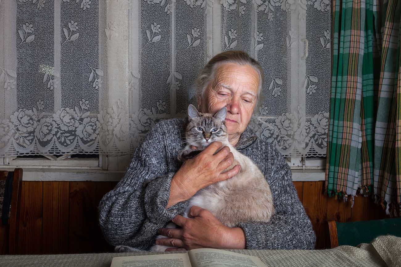 Γιαγιά με γάτα