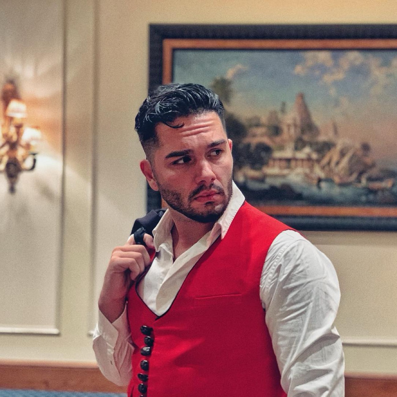 Ο Χρήστος Μάστορας με κόκκινο γιλέκο