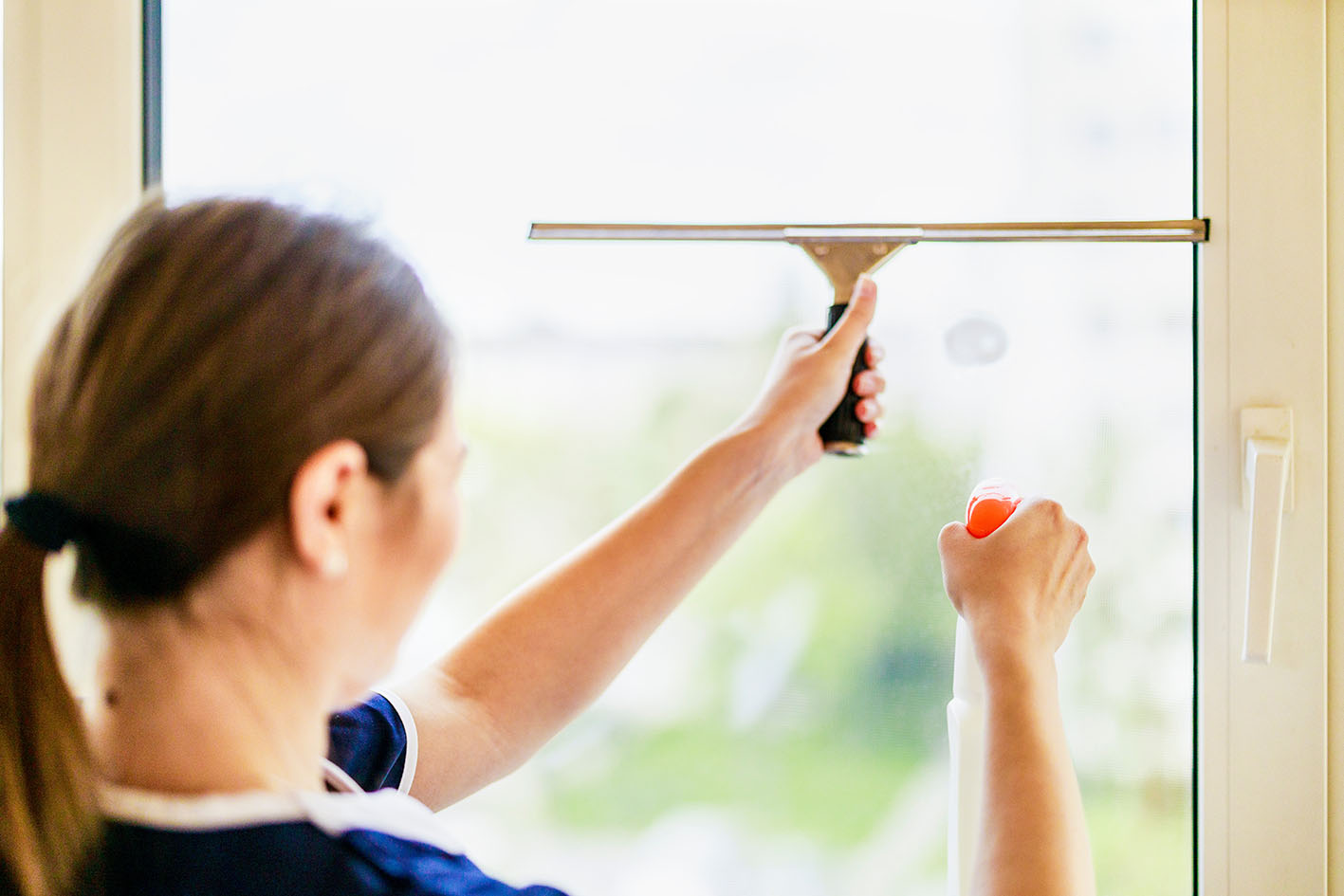 Γυναίκα πλένει τζάμια