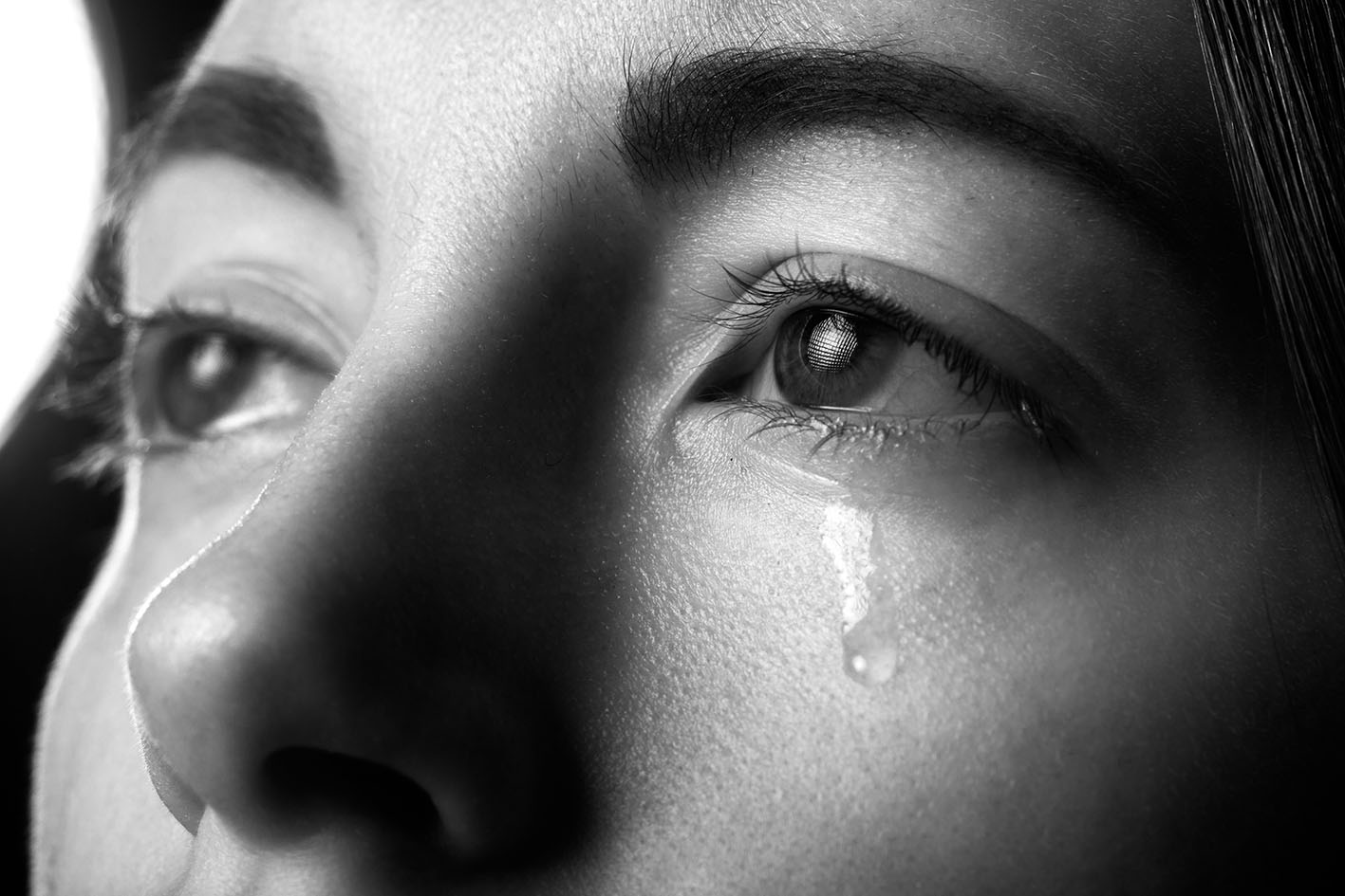 Γυναίκα λυπημένη κλαίει