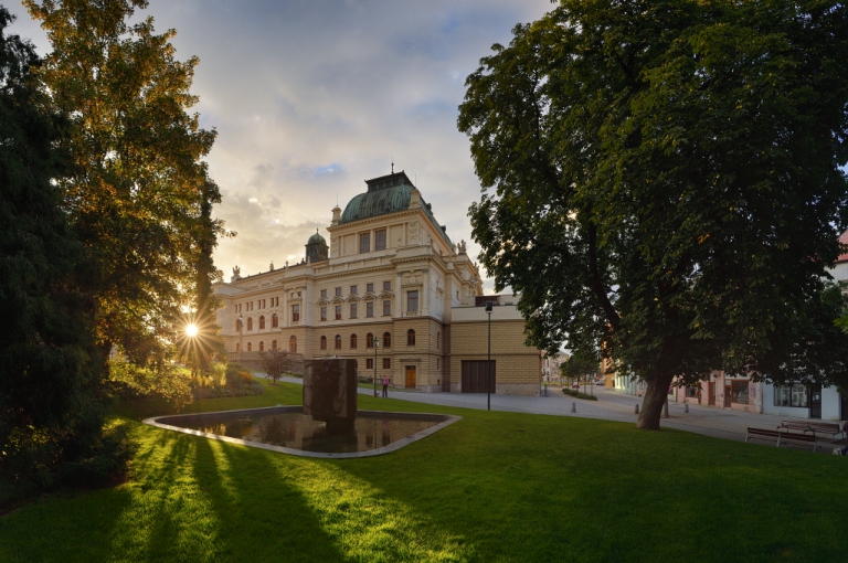 To εντυπωσιακό θέατρο της πόλης.