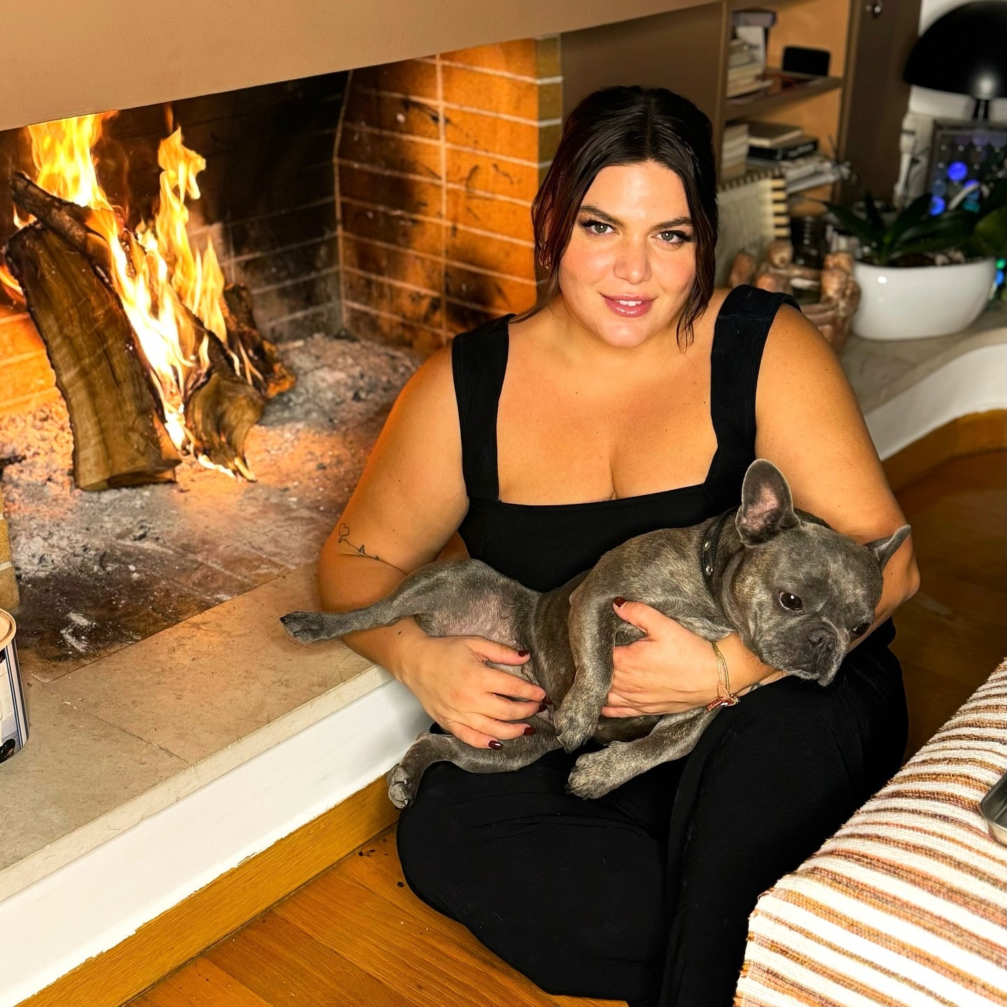 Η Δανάη Μπάρκα μπροστά στο τζάκι