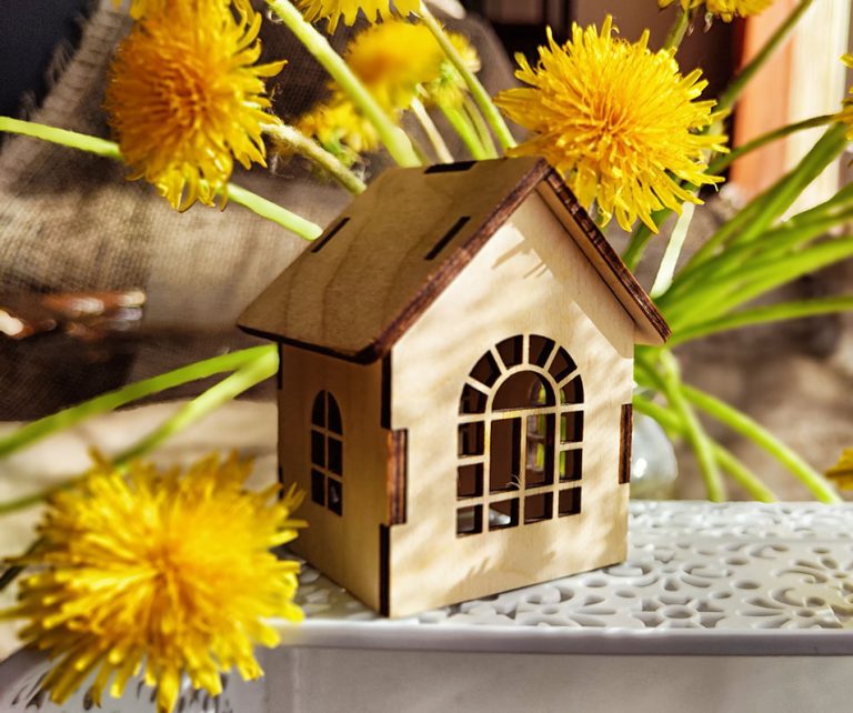 Μινιατούρα σπιτάκι μέσα σε λουλούδια