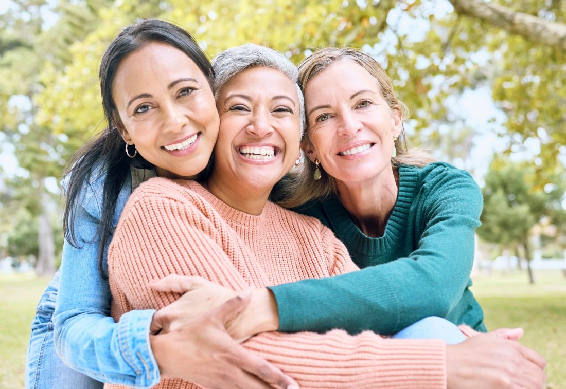 Τρεις γυναίκες αγκαλιάζονται