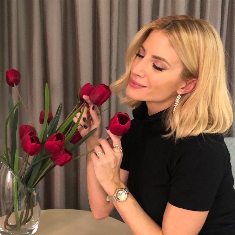 Η Ευαγγελία Αραβανή με τουλίπες