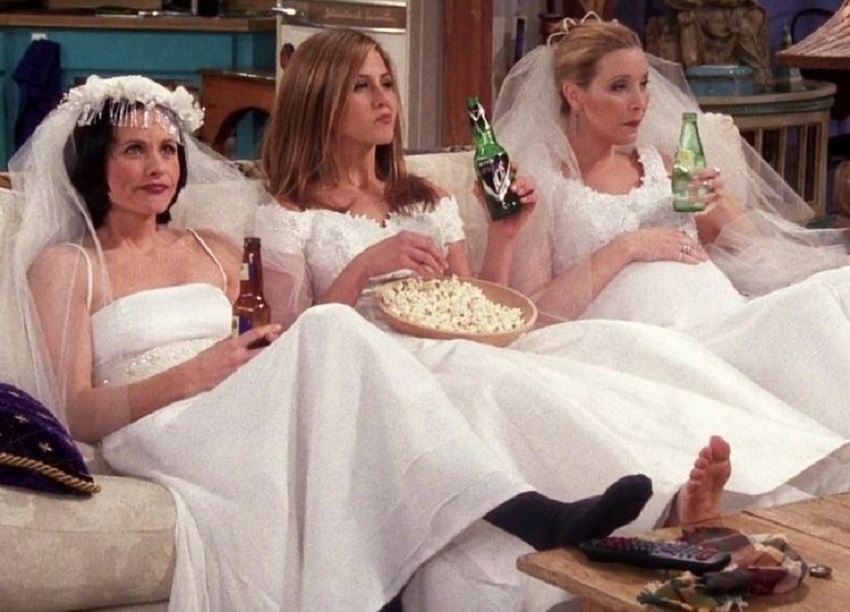 Oι Jennifer Aniston, Courteney Cox και Lisa Kudrow σε σκηνή από το επεισόδιο των Friends, The One with All the Wedding Dresses