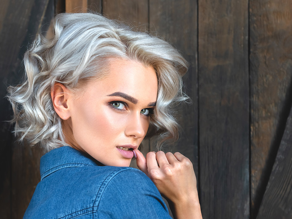 Γυναίκα με γκρίζα μαλλιά