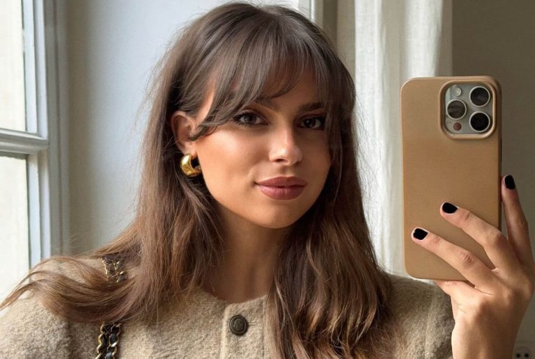 κουρέματα μαλλιών γυναίκα με μακριά μαλλιά καστανά