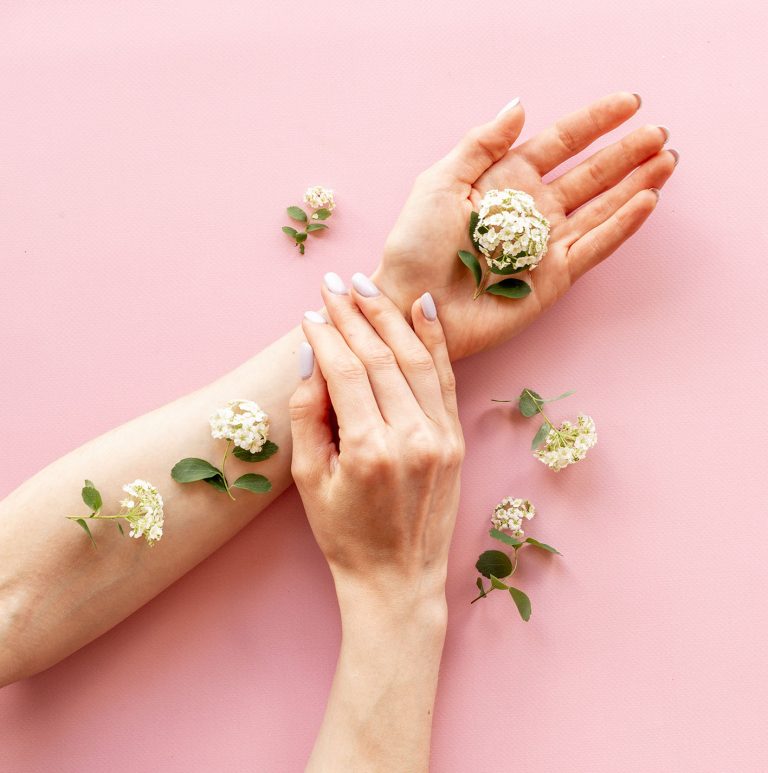 Γυναικεία χέρια και λουλούδια