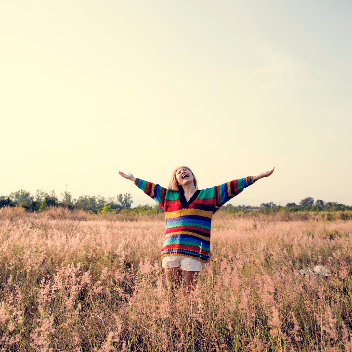 Μία γυναίκα απολαμβάνει την ευτυχία