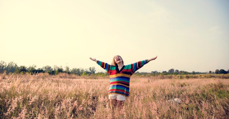 Μία γυναίκα απολαμβάνει την ευτυχία