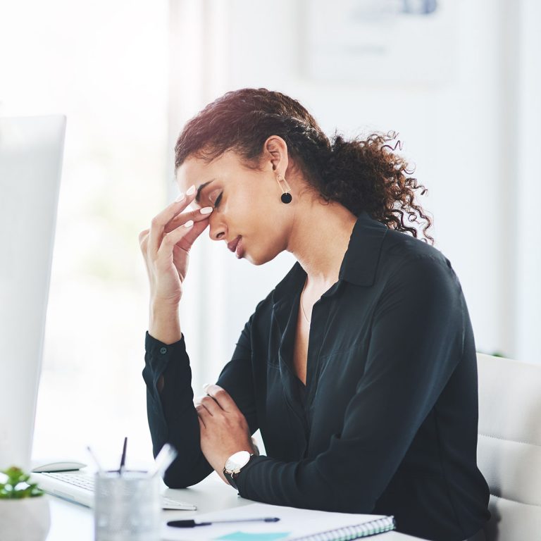 Γυναίκα με πονοκέφαλο