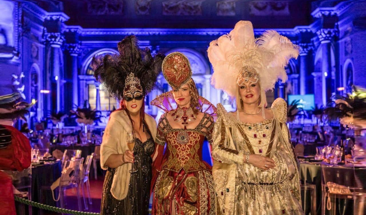 Η Ada Ηλιοπούλου στα αριστερά, πρόεδρος του Le soleil Foundation, η βασίλισσα του καρναβαλιού της Φλωρεντίας Kiera Chaplin στη μέση και η Claudia Jerger/Vice President of the Board of Trustees of the YOU Foundation.