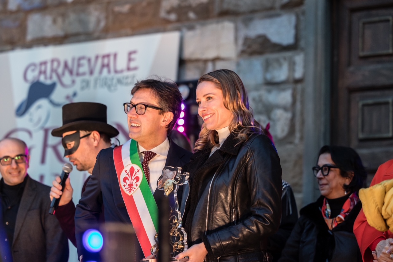 Η Kiera Chaplin και ο δήμαρχος της Φλωρεντίας, Ντάριο Ναρντέλα. 