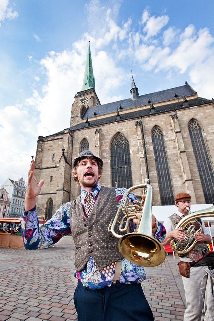 Μπροστά την εκκλησία του Αγίου Βαρθολομαίου.