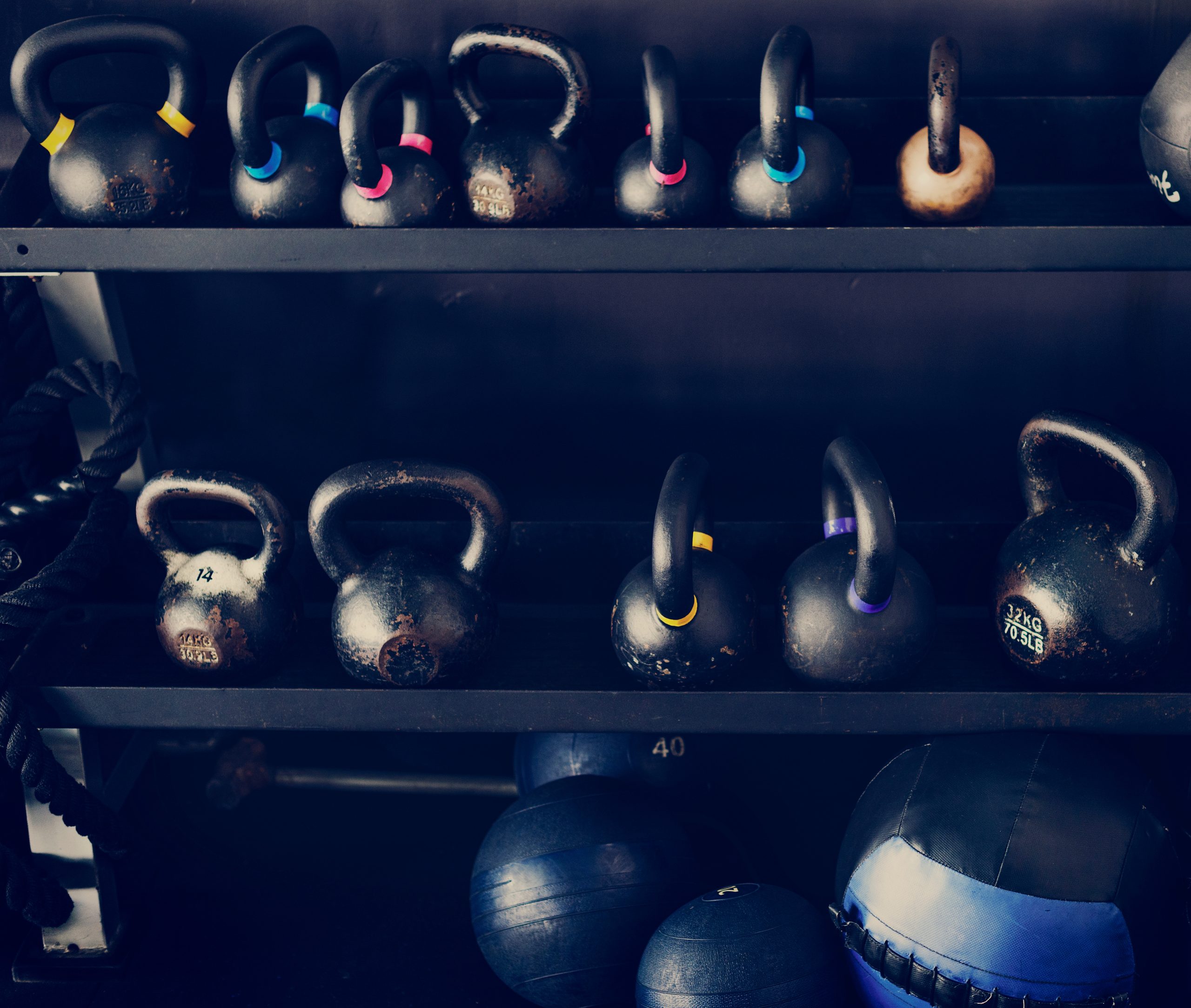 πάγκος γυμναστικής με όργανα kettlebell