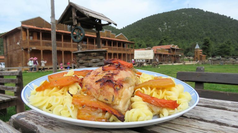 Κοτόπουλο φούρνου με βίδες και πιπεριές