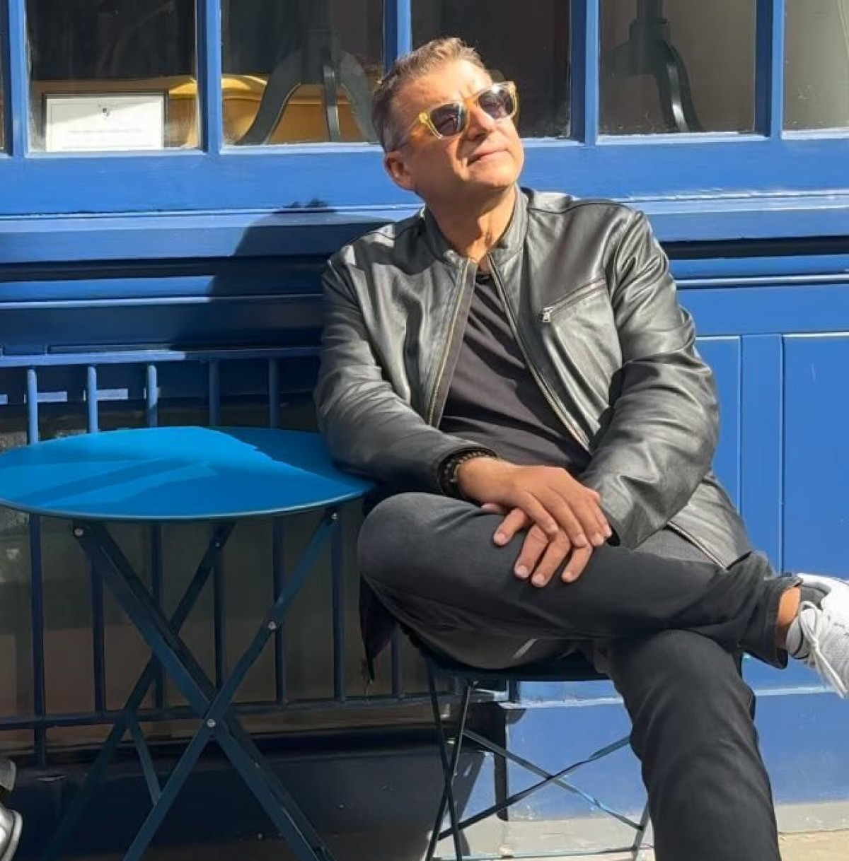 Ο Γιώργος Λιάγκας σε μπλε τραπέζι