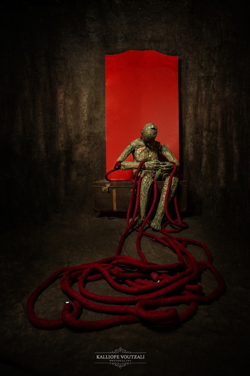 Εικαστικός Ειρήνη Βαζούκου - Εγκατάσταση 2024. Μαριονέττα, οξυγωμένος χαλκός, σύρμα και σκοινί.