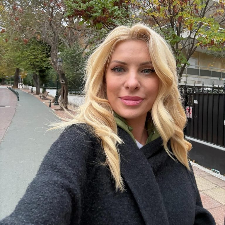 Η Ελένη Μενεγάκη σε βόλτα στην Κηφισιά