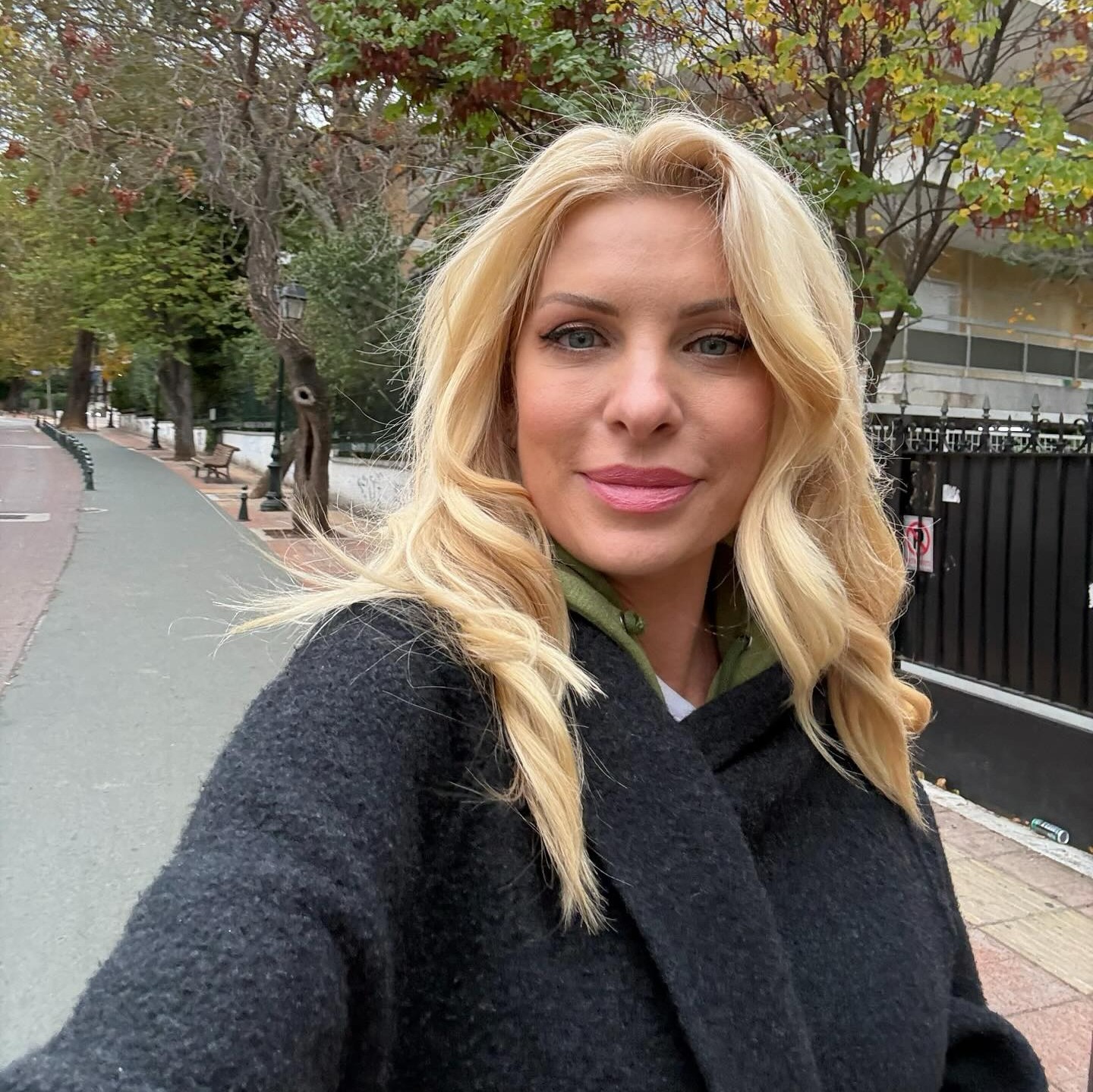 Η Ελένη Μενεγάκη σε βόλτα στην Κηφισιά