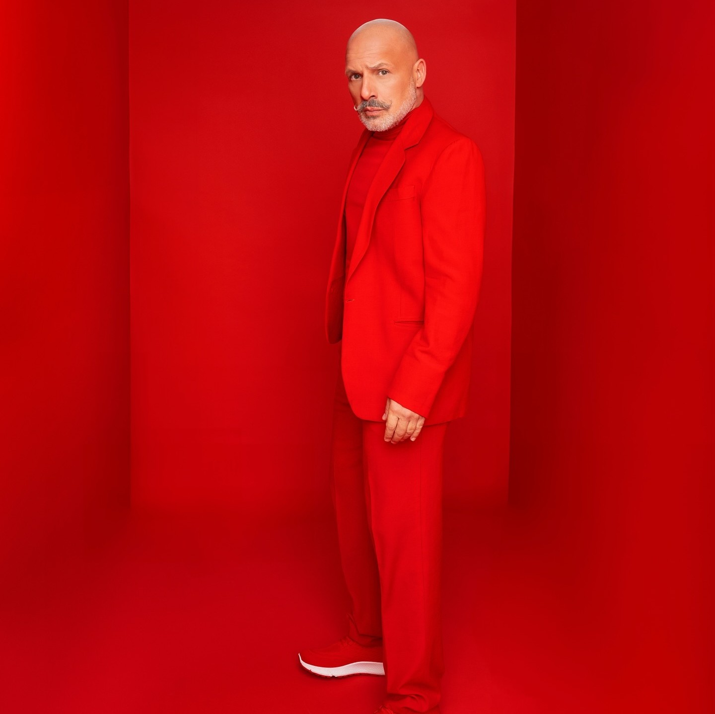 Ο Νίκος Μουτσινάς με κόκκινα ρούχα